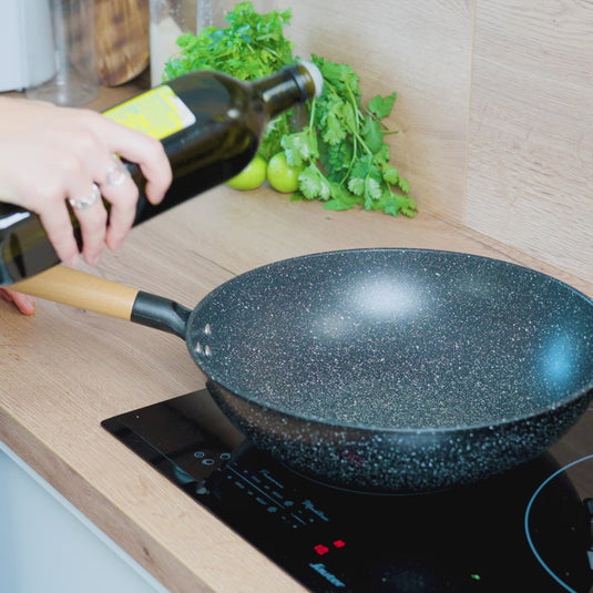 The Poroshiri Wok With Glass Lid